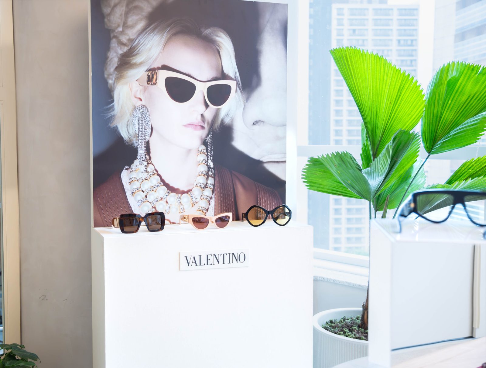 Expositor Valentino com campanha e óculos da coleção