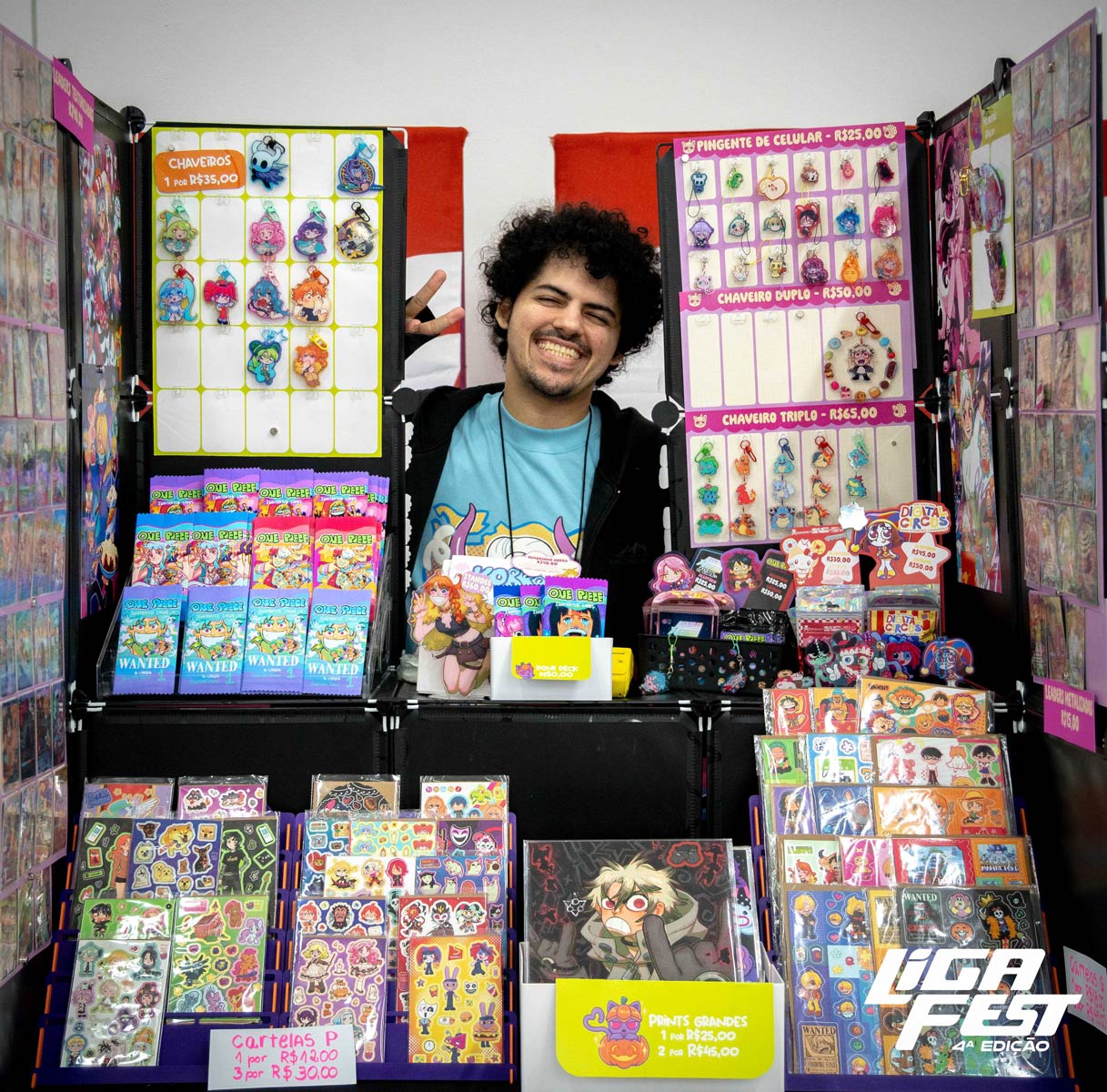Loja expositora com cartas, chaveiros e produtos de card games