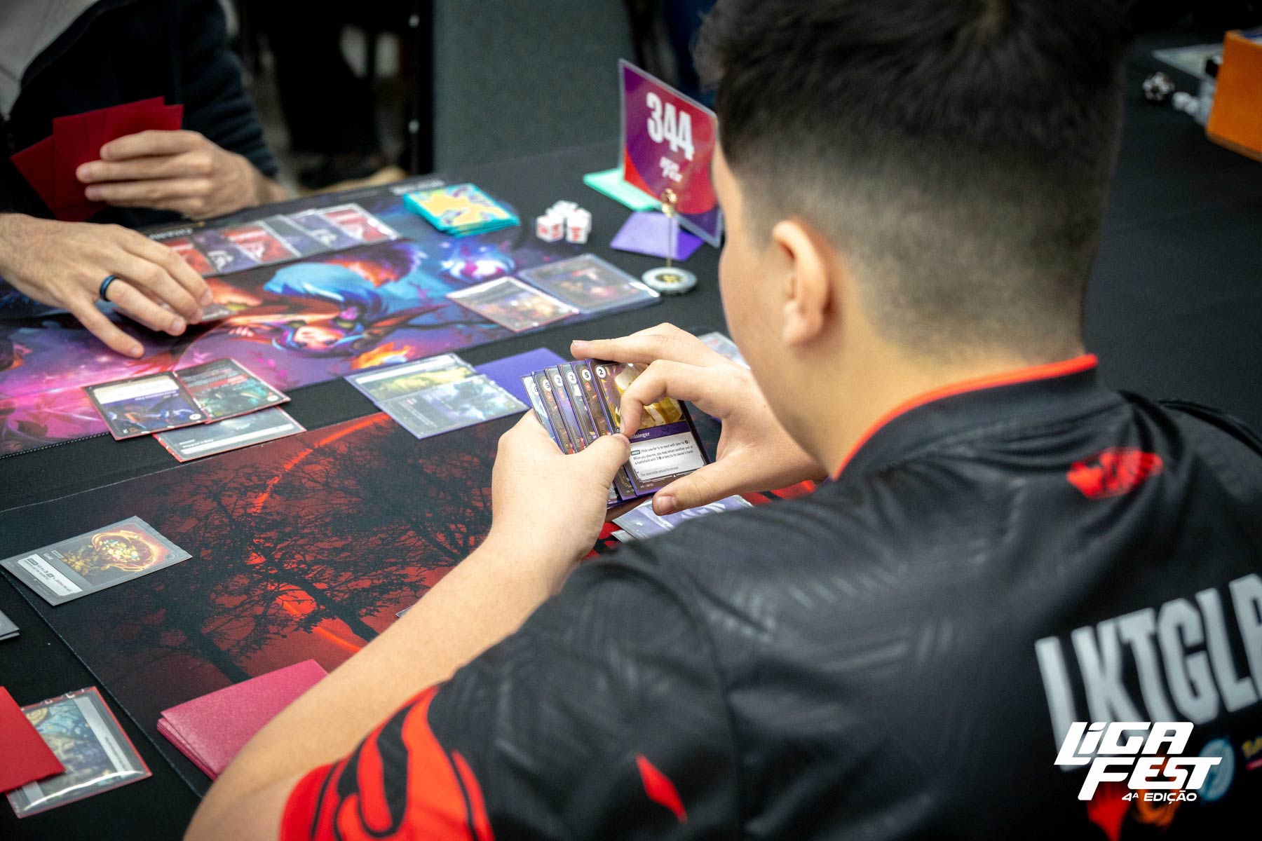 Close das cartas na mesa durante uma partida de card game