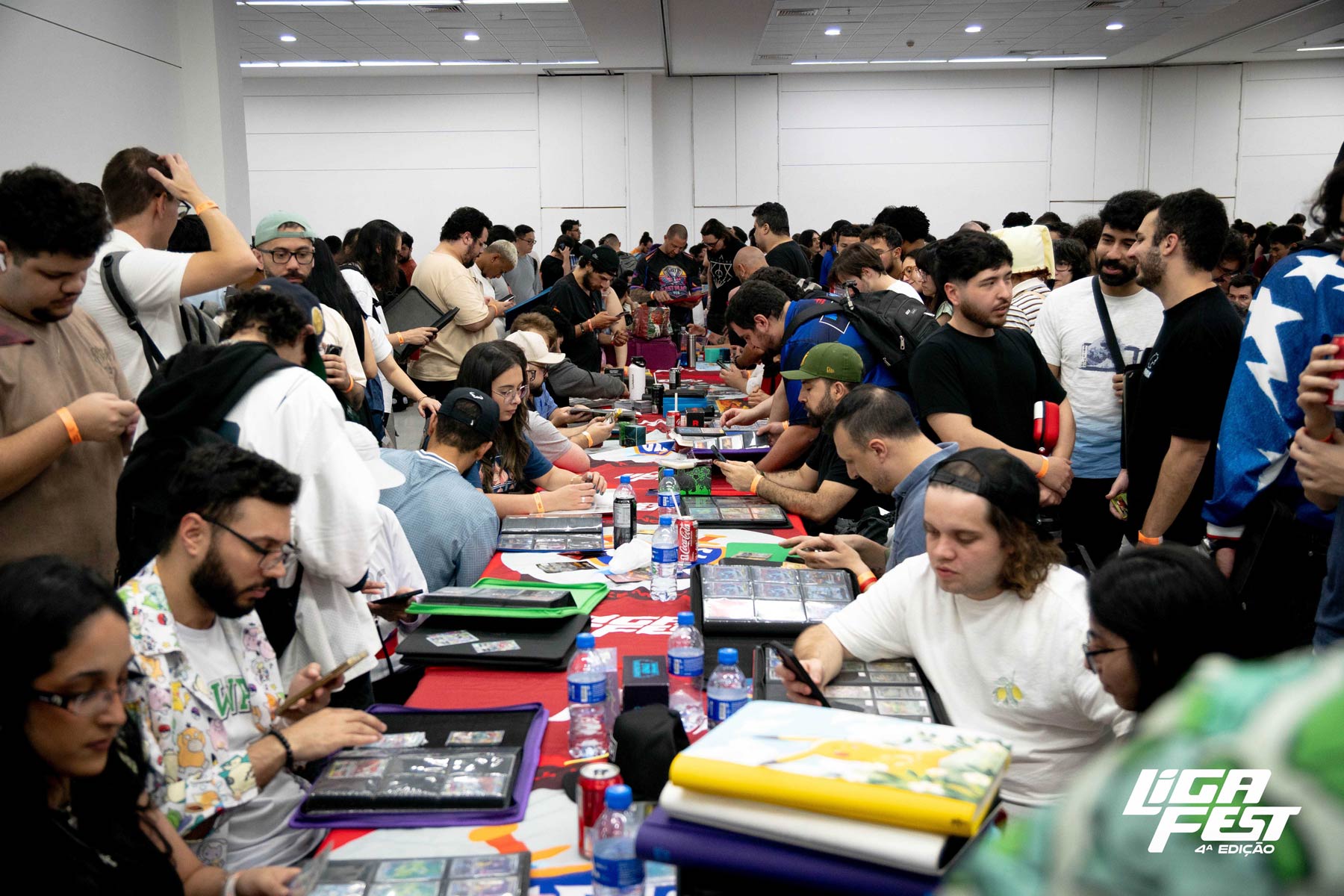 Mesas de torneio lotadas de jogadores no salão da LigaFest