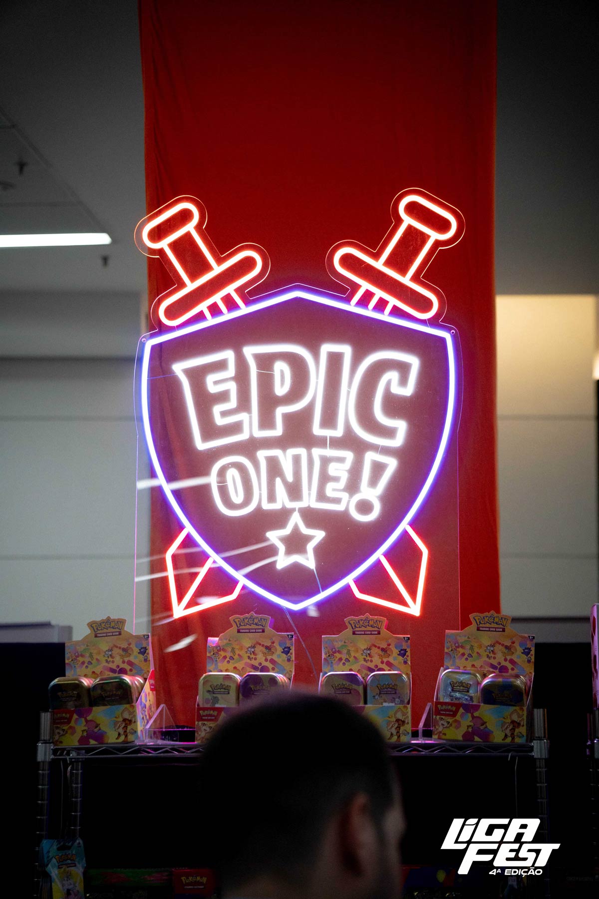 Letreiro em neon "Epic One" em forma de escudo com espadas