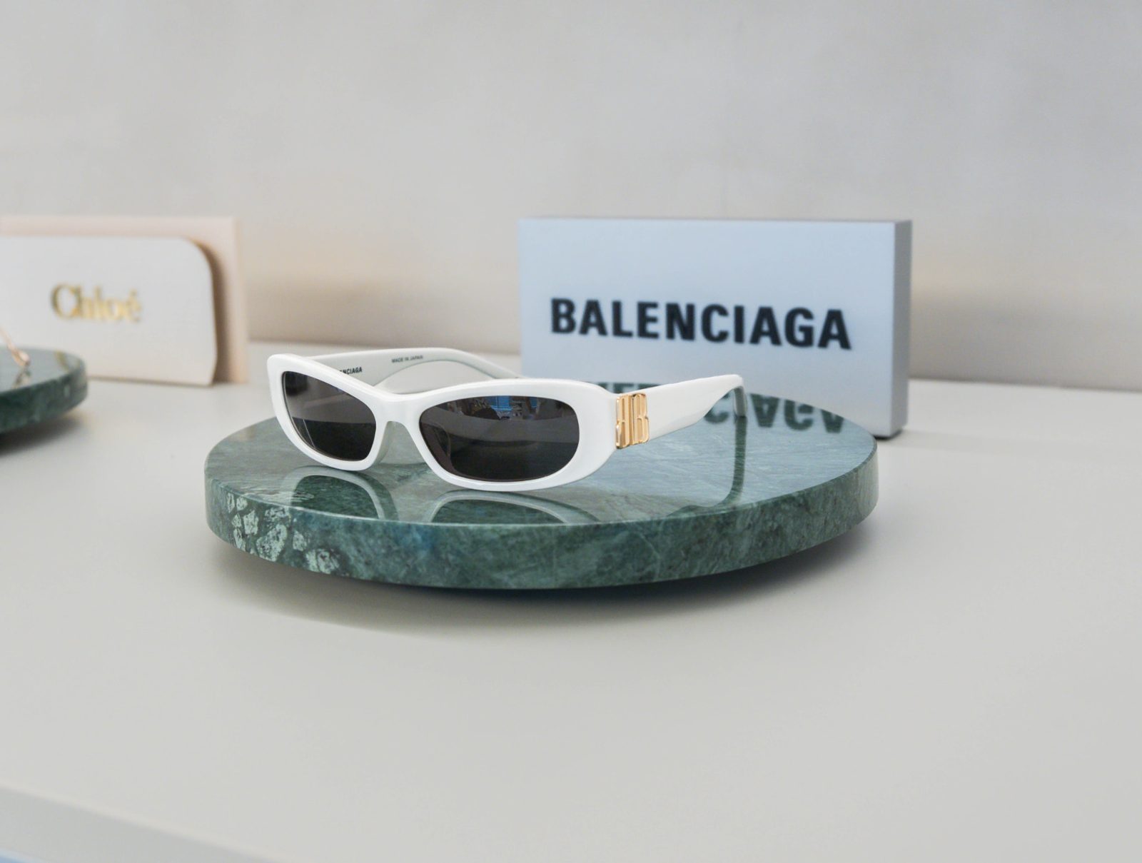 Óculos Balenciaga em base de mármore verde